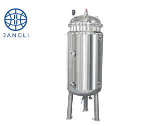 Hot water tank for gelatin melting tank