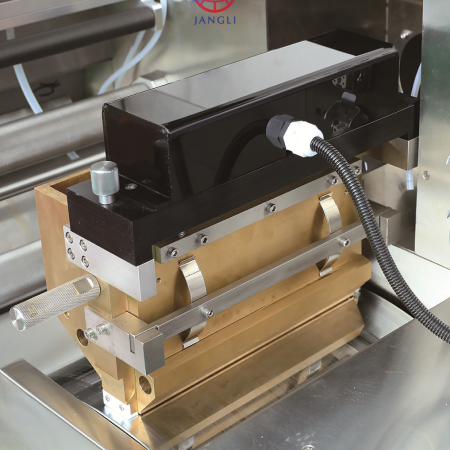 gelatin spreader box with gelatin ribbon thickness adjusting motor