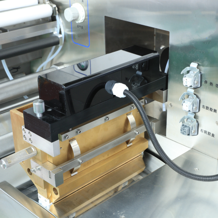 Gelatin spreader box with thickness adjusting motor of a soft gel capsule machine